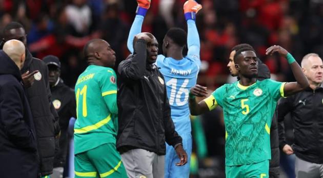 Chung kết AFCON suýt vỡ trận, Senegal bỏ đá vì bị xử ép 6982f5501203f.jpeg