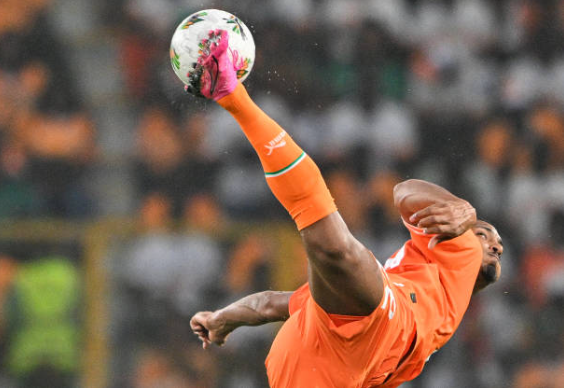 Haller giúp Bờ Biển Ngà vào chung kết, Nigeria ”đấu súng” cân não 6982f88b63598.png