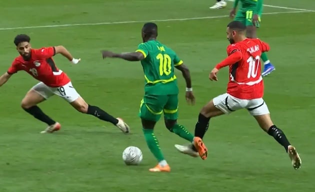 Mane và Salah xô xát dữ dội trong trận bán kết AFCON 6982f57ca7c2a.jpeg