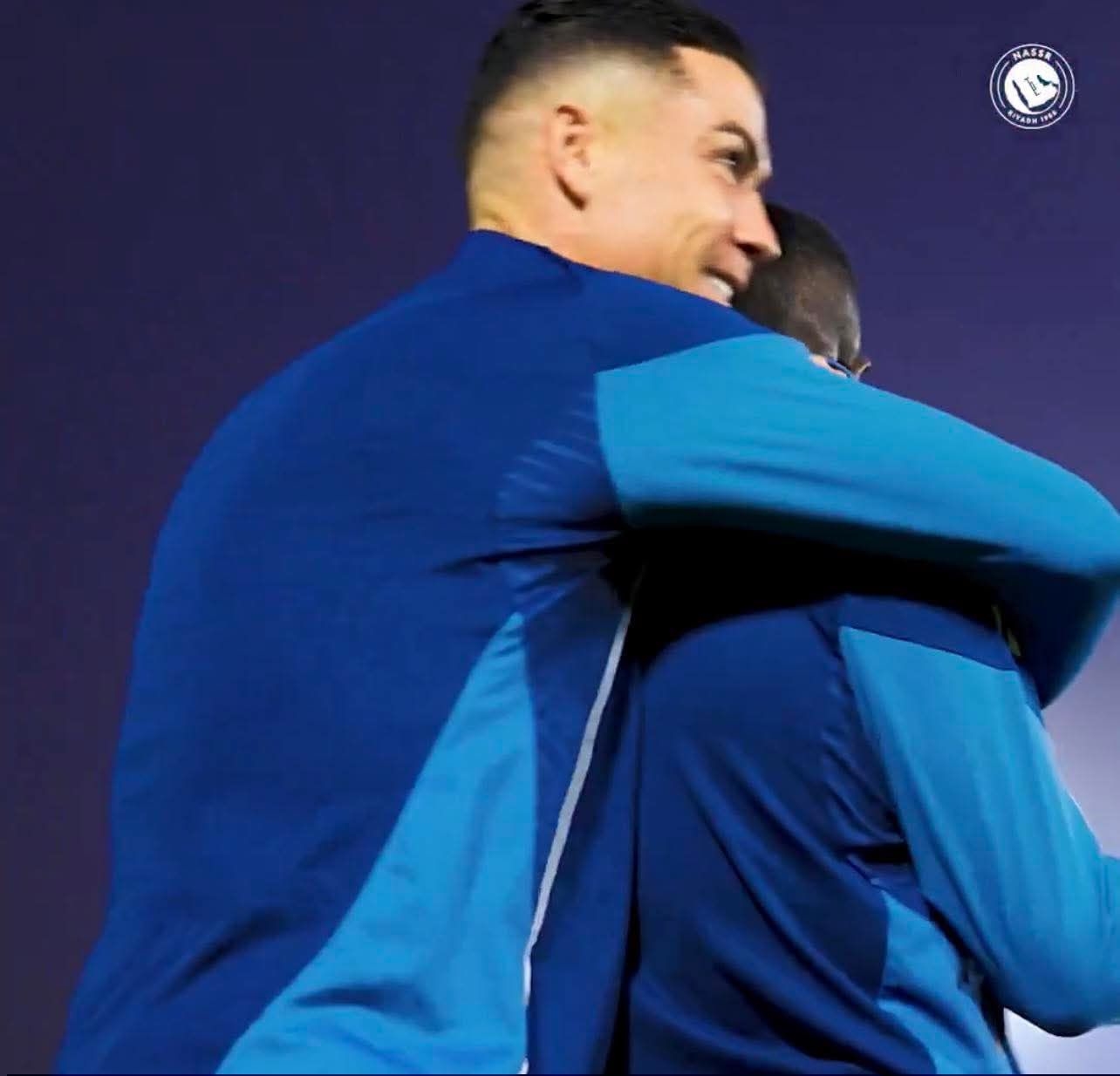 Ronaldo ôm Mane, biểu diễn kỹ thuật đỉnh trước trận Al Taawoun 6982f57aa79e2.jpeg