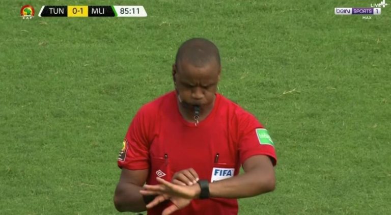 Trọng tài mắc sai lầm hy hữu ở CAN 2021 6982fa8720d65.jpeg